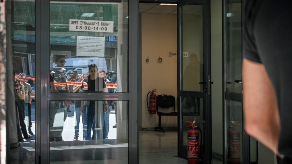 Συναγερμός στην Αθήνα: Επίθεση 89χρονου με καραμπίνα σε ΕΦΚΑ Κεραμεικού και Λουκάρεως - Πέντε τραυματίες